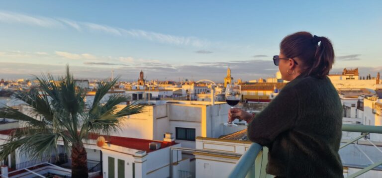 Mandy geniet op rooftop bar sevilla