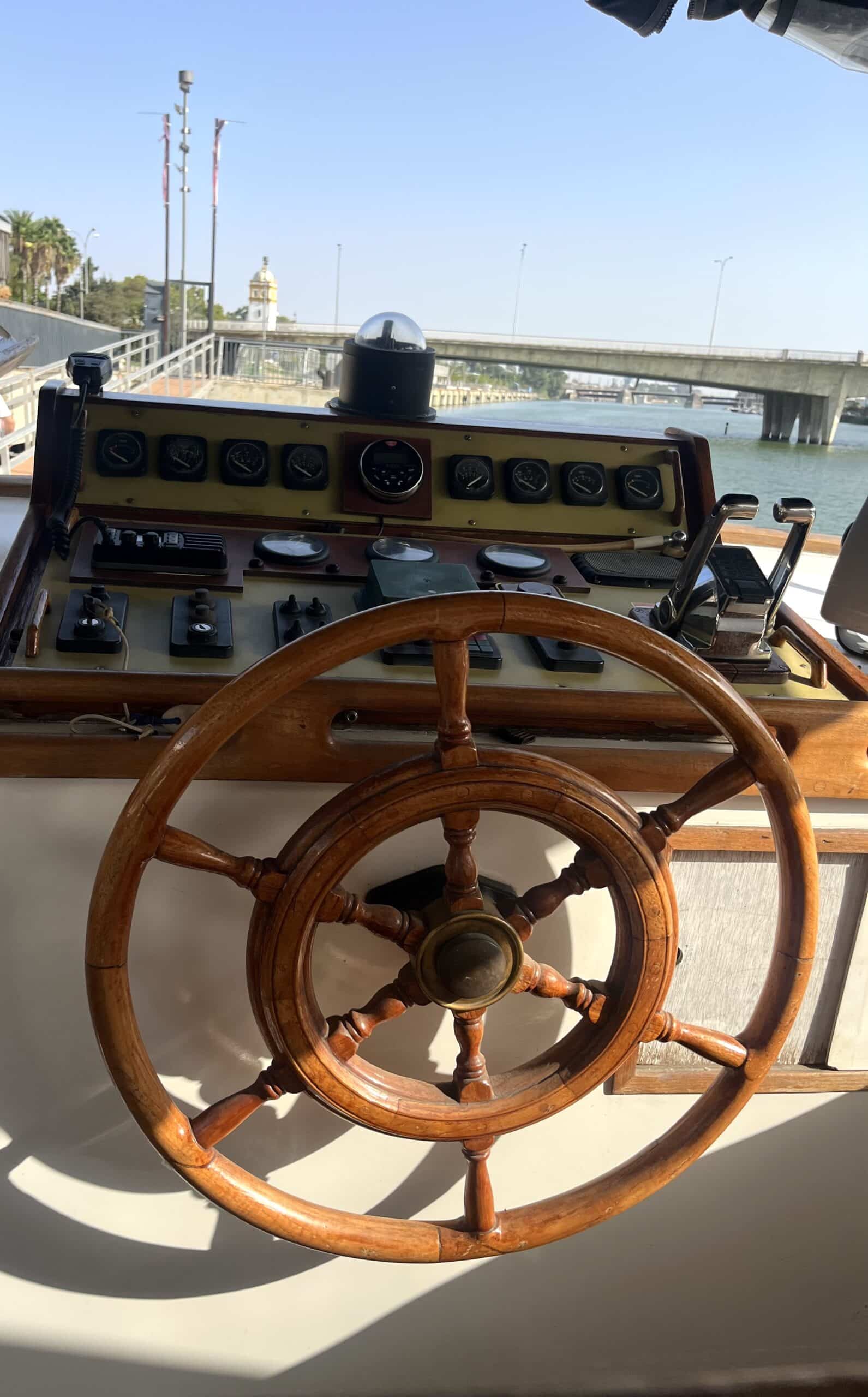 exclusivo paseo en barco timón de Triana