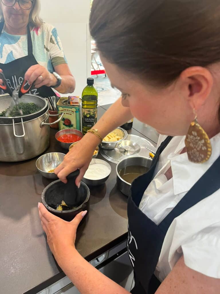 Garbanzos con espinacas bereiden tijdens de Spaanse kookworkshop