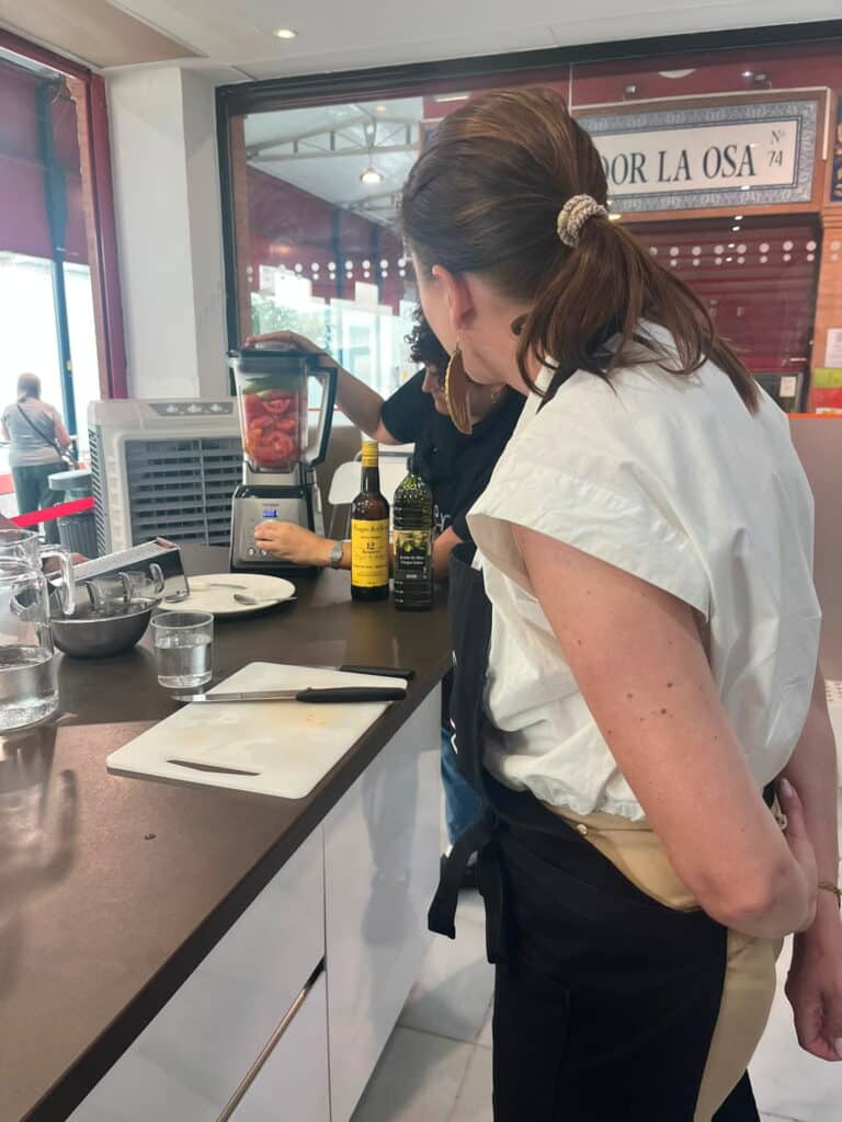 Gazpacho maken tijdens een kookworkshop in Sevilla