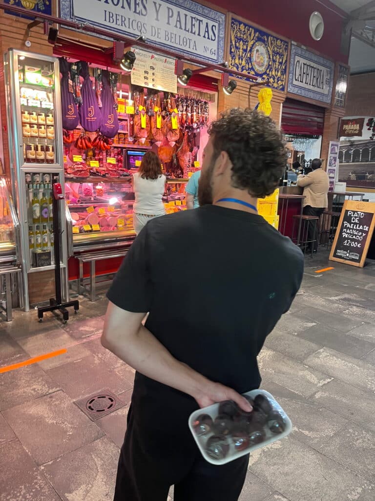 Rondleiding over de de Mercado de Triana tijdens een kookworkshop in Sevilla
