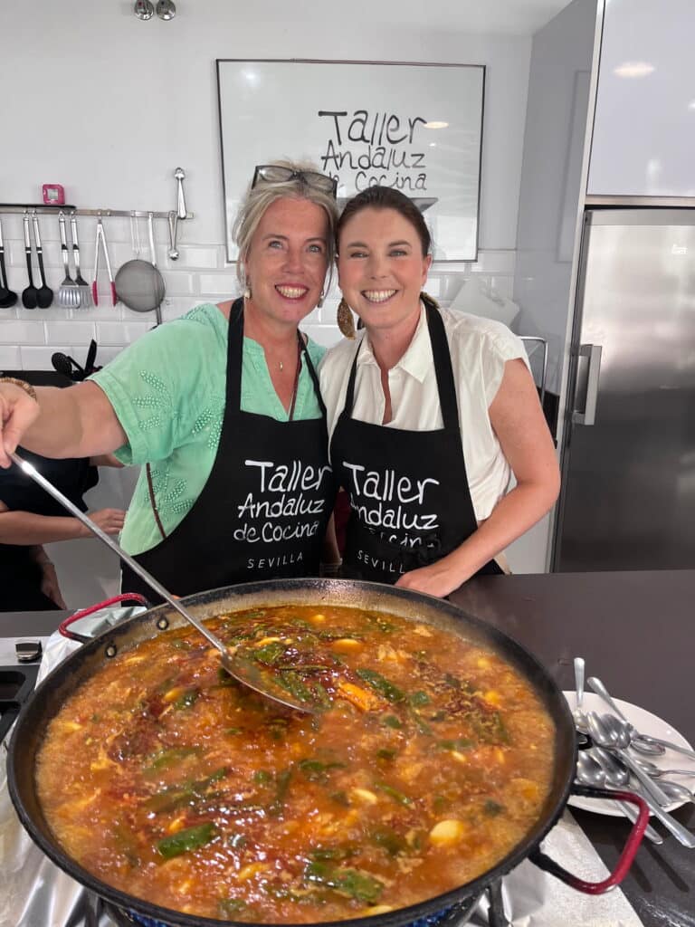 Samen met Bianca van Casa Adelante paella maken tijdens de kookworkshop